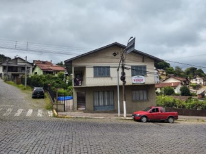CASA COM DOIS PAVIMENTOS